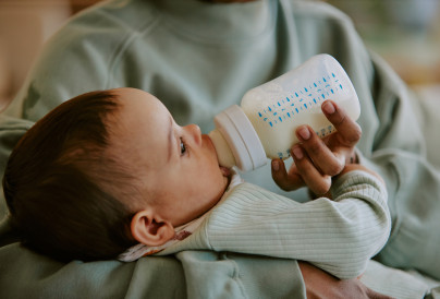 baby eating formula in mothers hand 2026 01 08 00 05 49 utc