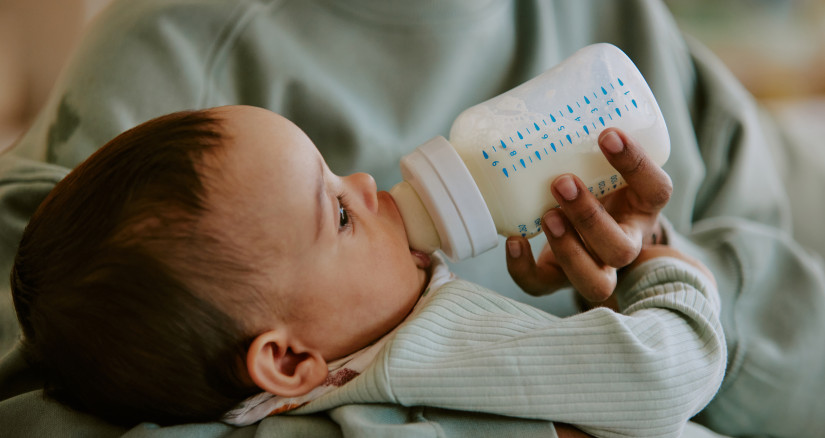 baby eating formula in mothers hand 2026 01 08 00 05 49 utc