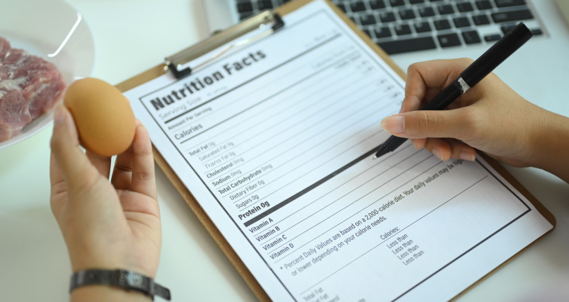 closeup nutritionist holding an egg and writing di 2024 11 26 01 21 37 utc